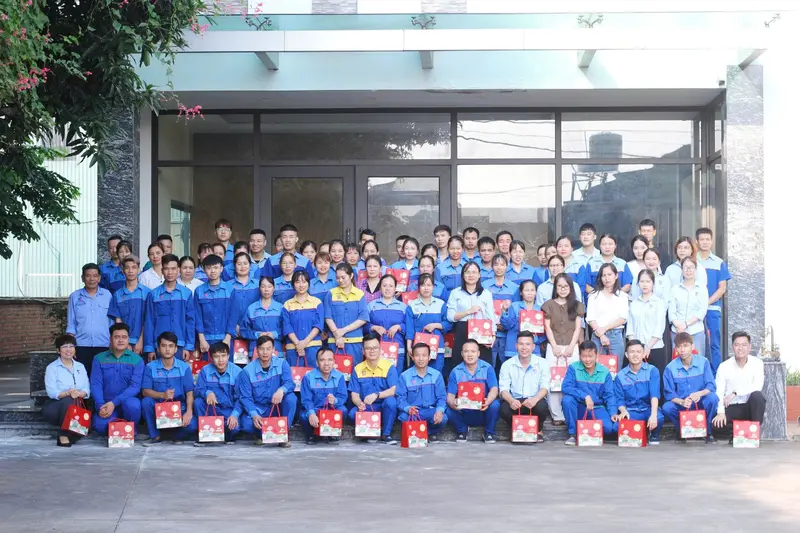 Group photo of Thanh Phat staff in front of the office