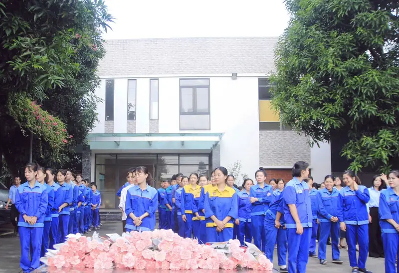 Tặng hoa cán bộ công nhân viên