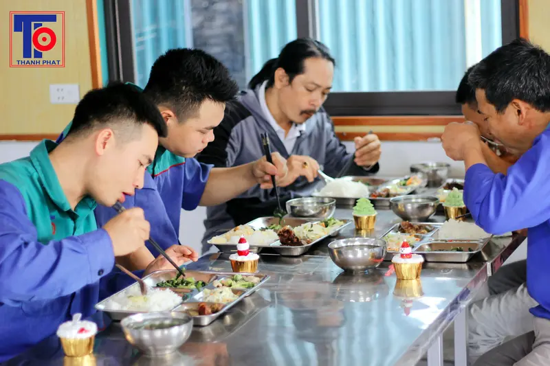 Bữa trưa tại nhà ăn công ty